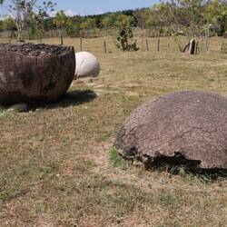 Eine gebrochene Kugel im Außenbereich ......