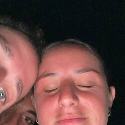 לא מכירה את הזה מאחורה