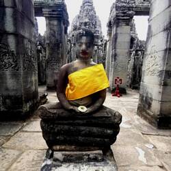 Buddha mit Lippenstift, den Gläubige anbringen um die Schönheit der Göttin zum Ausdruck zu bringen