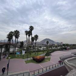 Favelas Lima im Hintergrund