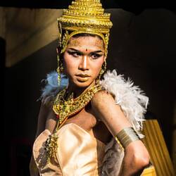 Ladyboy posiert für die Kamera