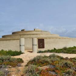 Betontrichter mit Krater im Zentrum
