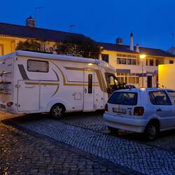 Ruhiger Parkplatz im Wohngebiet gegenüber dem Restaurant
