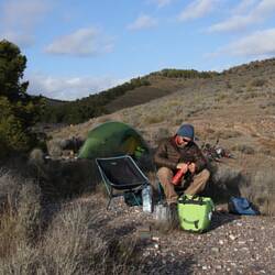 Auch der 20 Jahre alte Benzinkocher tut seinen Dienst