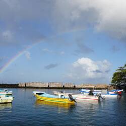 Die Insel begrüßt uns mit einem Regenbogen