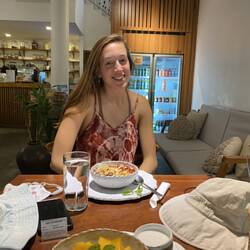 ארוחת בוקר בBackyard Coffee