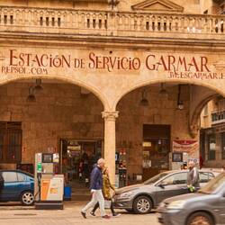 Erst beim zweiten Hinschauen erkannt: Es handelt sich um eine Tankstelle!