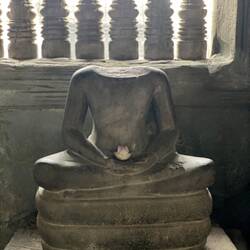 לרוב הבודהות במקדשים אין ראש, גנבו אותם בגלל שהם שווים כסף...