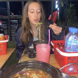 בפנצ׳ר השני שהיה לטוקטוק שלנו היום, נעצרנו ליד מקום מקומי שמכין מרקים