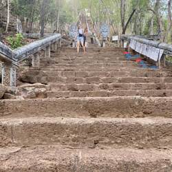 מטפסים 300 מדרגות כדי להגיע למקדש שבקצה ההר