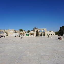 The vast plaza of Temple Mount.