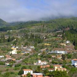 rechts unten im blauen Haus befindet sich mein schönes Apartment El Almendro