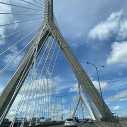 Diese Brücke wurde von Christian Menn (wohnhaft in Chur) konzipiert. Danke Jadranka für die Info. 🙏