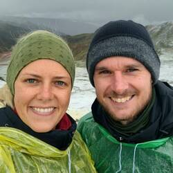 Warm eingepackt und in Regenponchos