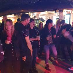 Die Partymusik läßt auch uns nicht still stehen....