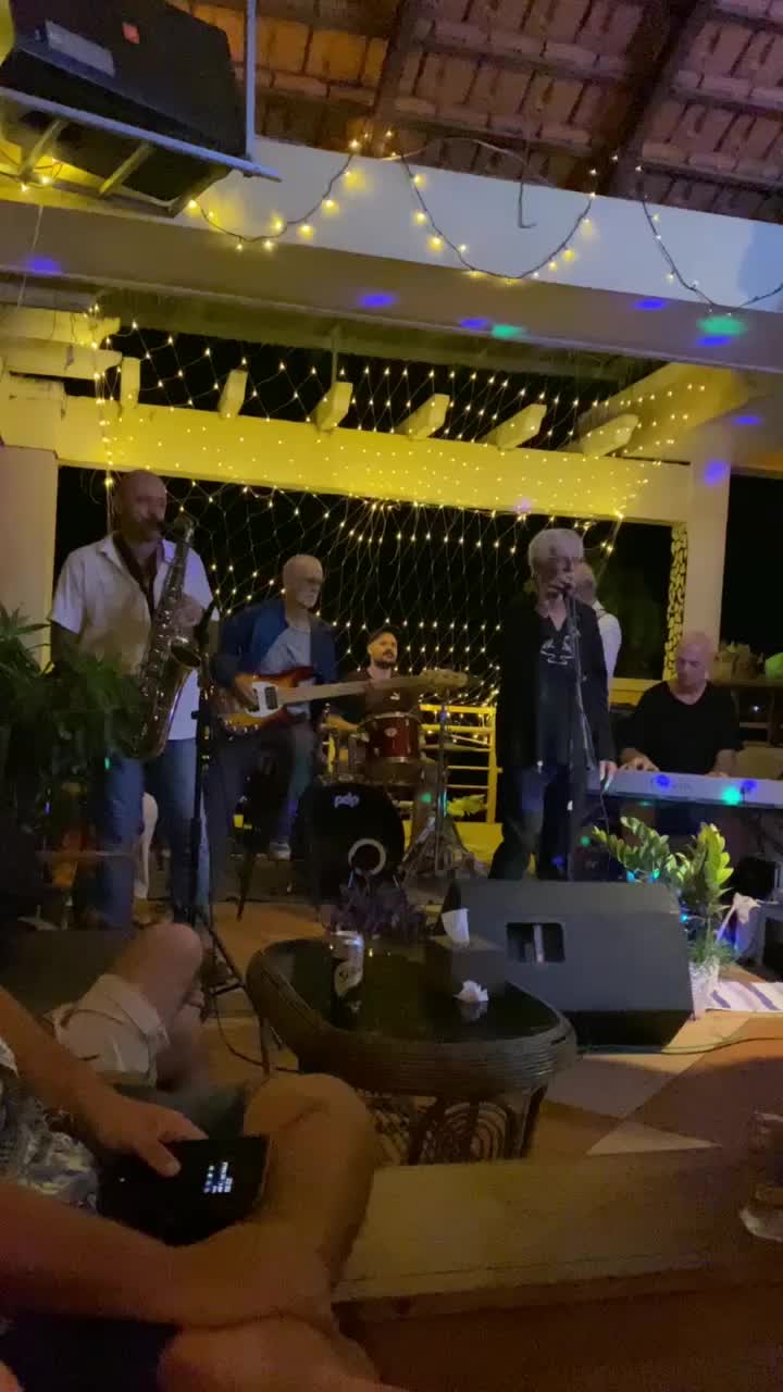 הגענו לבר שהייתה בו הופעה חיה