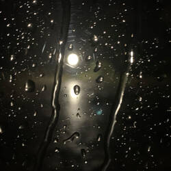 Regen bis in die Nacht (Blick auf den Mond durch das Dachfenster)