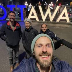 Man beachte die heisse Schnitte im Hintergrund