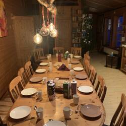 Gedeckter Tisch zur Begrüßung. Unser Abendessen war heute Karottensuppe.