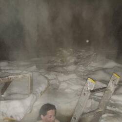 Abkühlung im Eisloch - und immer schön festhalten