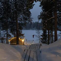 Das Sauna-Häuschen und unser zugefrorener See