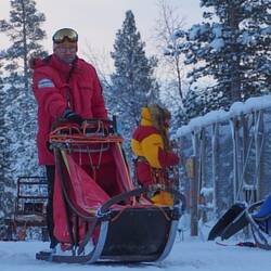 Roman beim Schlitten wegräumen