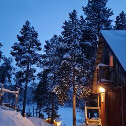 Unsere Lodge und unten das Saunahäuschen