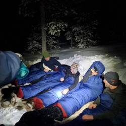 Die Draußen-Übernachtung-Crew: Mani, Reini, ich, Roman, Jeannine & Daniel. Gregor kredenzt Hoch%ges