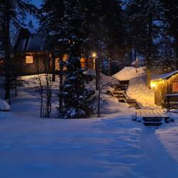 Lodge & Saunahäuschen vom See aus betrachtet