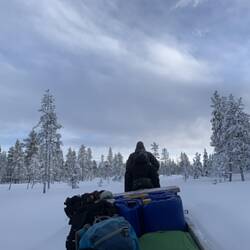 Auf dem Elektroschlitten durch die verschneite Landschaft