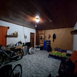 Sein Haus von innen, einfach nur 1 Raum und 1 Bad für 150€ Miete im Monat