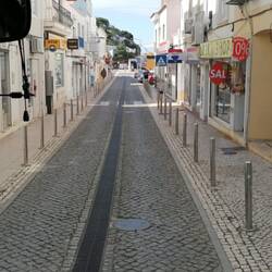 mit dem grossen Bus durch die engen Gassen