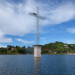 La croix de l'église dont le village a été englouti pour ce lac artificiel (30% de l'énergie du pays