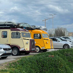 Was für 2 Originale: Citroen Typ H aus UK - man beachte die Niederquerschnittschlappe