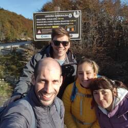 Unsere Reisegruppe zum Laguna Esmeralda: Mauricio und Paula aus unserem Hostel und wir