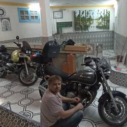 Anton wieder mal am Schrauben, an der Hotelrezeption die gerade umgebaut wird.😀