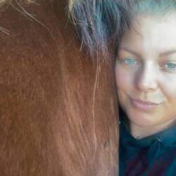Ein paar Kuscheleinheiten mit Buddy. Nachdem wir eine weile mit dem Fliegenschutz gekämpft haben.