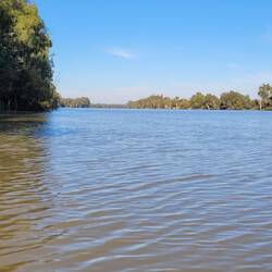 The river is straight and wide in this area. This part at least 300m wide.