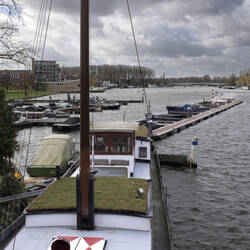 Amstel en woonboten met zicht op het Amstelkwartier, Omval brug, Amsterdam