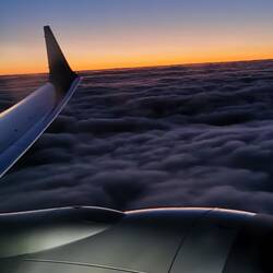 Sonnenaufgang über den Wolken