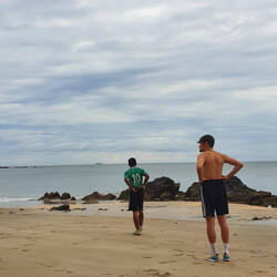 Kala und ich spielen Fußball am Strand