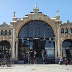 Die Markthalle außen