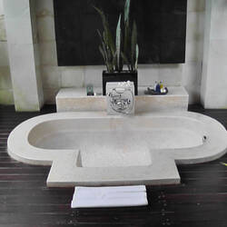 Die Aussenbadewanne ist im Boden eingelassen