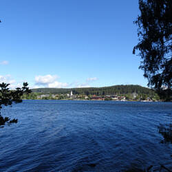 Blick zurück auf den Ort Titisee