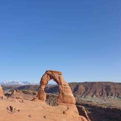 Die Menschen stehen Schlange