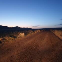 Abendstimmung auf der Fahrt aus dem Park raus