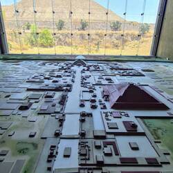 Nachbau mit der Sonnenpyramide im Fenster, im Nachbau ist sie rot