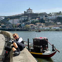 Porto von der Altstadt aus mit einem traditionllen "Wein-Transport-Schiff"