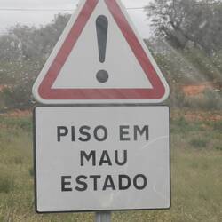 Die Straßen in Portugal sind sowieso oftmals eher bescheiden. Bei dem Schild wird es dann wirklich böse.