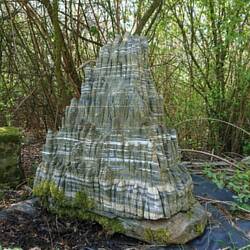 Soll wohl ein Springbrunnen sein. Sieht bestimmt nett aus wenn er geht